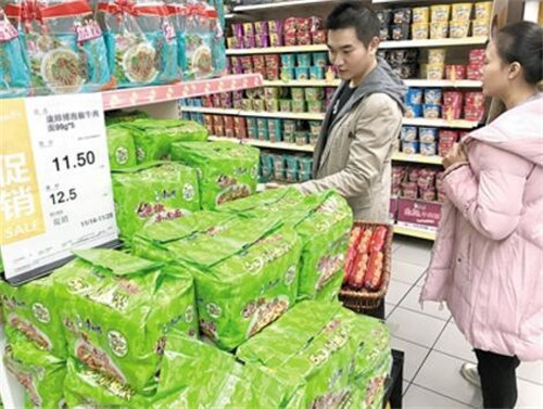 市民在超市內(nèi)購買方便面。