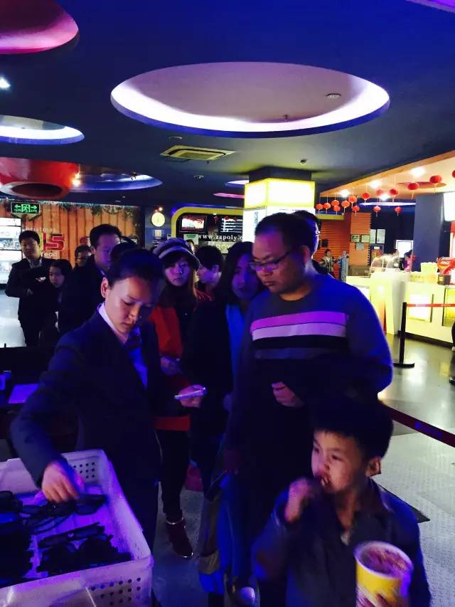 小朋友吃的好香啊！爆米花和電影真是絕配喲