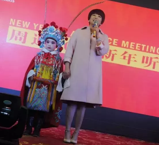 盛裝亮相的小戲迷，周迪的節(jié)目影響了一代又一代人