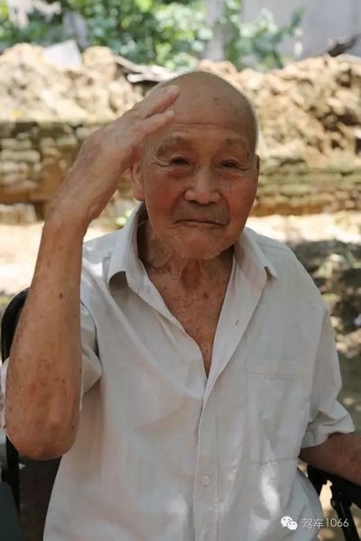 老兵身子骨不行了，九十多歲了……也許軍禮不那么標準了，但是這一幕還是感動到了我們……