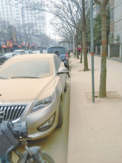 馬路灰頭土臉，停在路邊的車也蒙塵。