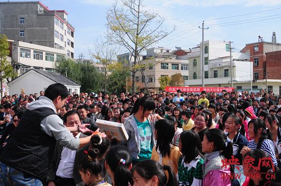 演出現(xiàn)場觀眾積極參與、氣氛熱烈。