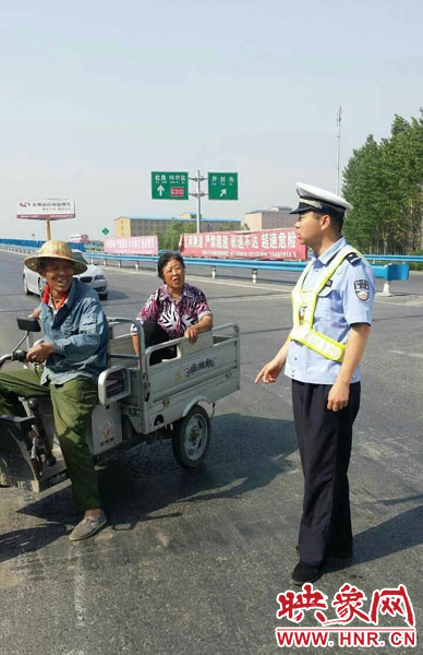 為抄近道走親戚，開封老漢騎電動(dòng)三輪車上高速。