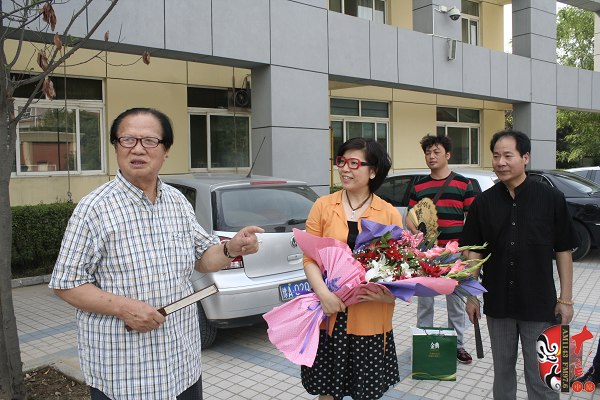  左起：著名豫劇表演藝術家賈庭聚、河南電臺戲曲廣播總監(jiān)木子、唐派再傳弟子郭志成等待看望馬云玲女士