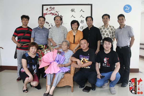著名豫劇表演藝術家賈庭聚（后左三）與眾弟子及河南電臺戲曲廣播總監(jiān)木子（后中）、戲曲廣播品牌部主任月陽