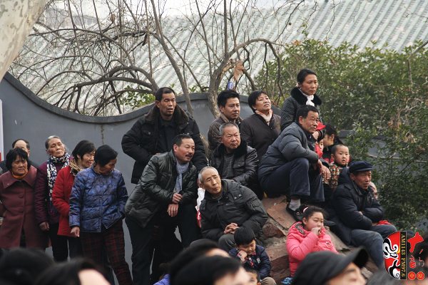 人民公園演出現(xiàn)場(chǎng)擠滿了觀眾，圖為觀眾爬上假山山頭