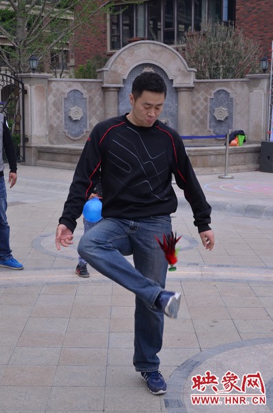 說是比賽，其實就是活力的釋放，就是開心的海洋，丟沙包、踢毽子、三人四足、滾鐵環(huán)等項目