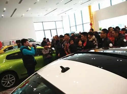 現(xiàn)場活動由私家車廣播《999車生活》主播飛揚、佳雨主持，新年呵護，溫暖你一路。