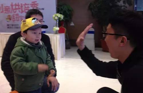 老楊你真心的是童心未泯啊，來，跟叔叔Give Me Five！