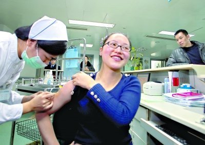 昨日，向雪敏在同濟(jì)醫(yī)院血液科病房打動員劑，丈夫陳武右在身后注視著妻子 記者傅克強(qiáng)