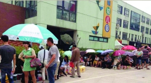 金壇市實(shí)驗(yàn)幼兒園門前，家長(zhǎng)在排隊(duì)