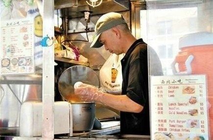 紐約哥大門口，顧客排長隊買他的肉夾饃