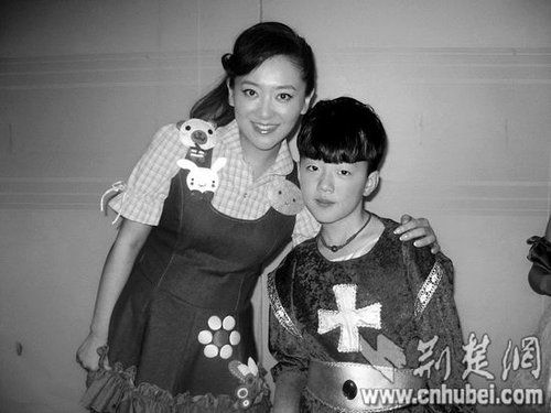 楊光參加央視節(jié)目表演時，同主持人月亮姐姐合影