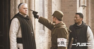 梅甘（左）、安西滿（右）與日本兵對峙的一幕。