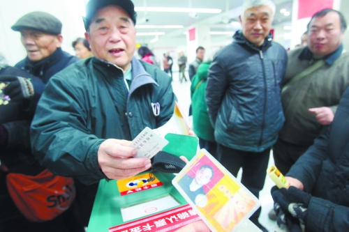 老人帶著多種證件想免費(fèi)乘車，工作人員稱沒接到通知拒絕。