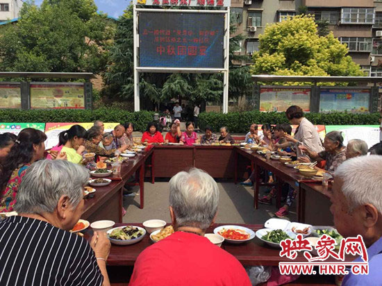 平頂山市衛(wèi)東區(qū)五一路街道五一路社區(qū)廣場(chǎng)上飯菜飄香，一年一度的中秋團(tuán)圓百家宴正在熱鬧開(kāi)宴。