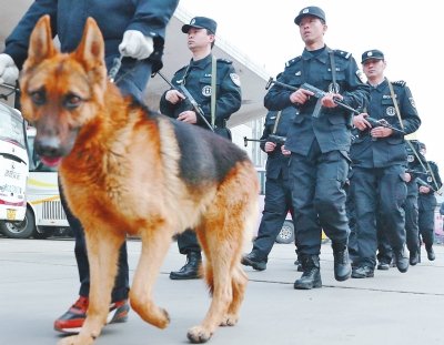 牽警犬持微沖，特警在車站巡邏