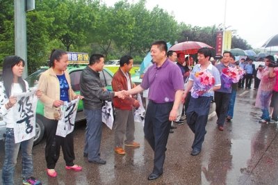 專(zhuān)案組押解嫌疑人回洛，的哥的姐自發(fā)前來(lái)迎接。