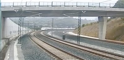 時速190公里的列車通過一個限速80公里的急轉彎。