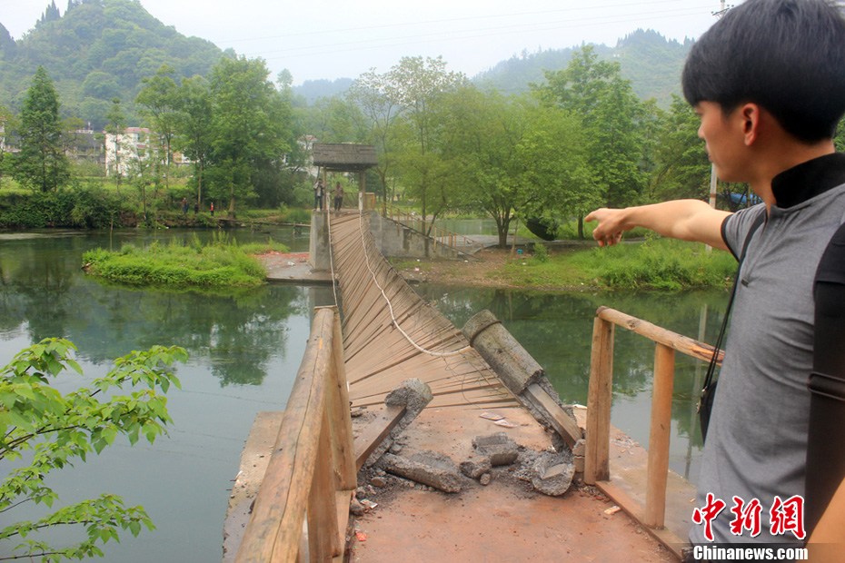 5月2日，一名目擊者正在介紹鳳凰吊橋事發(fā)情景。