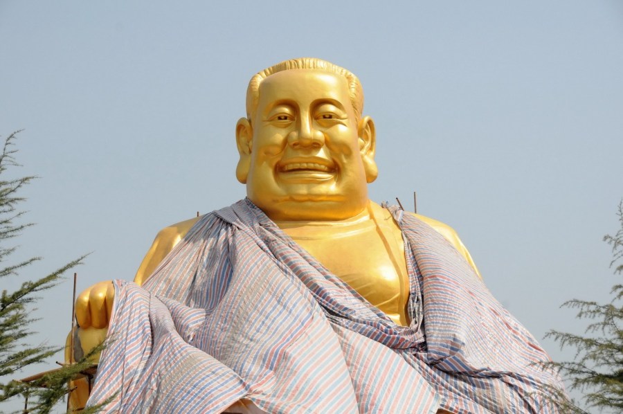 圖位此前的4月26日，“佛像”上出現(xiàn)帆布，最終，工作人員將帆布蓋在“佛像”頭像上。