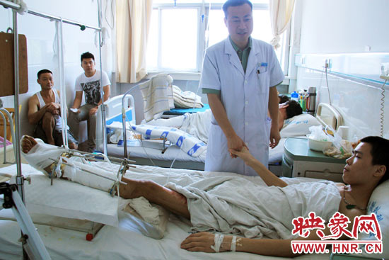 據(jù)仁濟醫(yī)院外傷科主任張明伍介紹，楊偉峰的小腿的創(chuàng)面已經(jīng)恢復(fù)得差不多了，治療情況還比較樂觀。但因為小腿