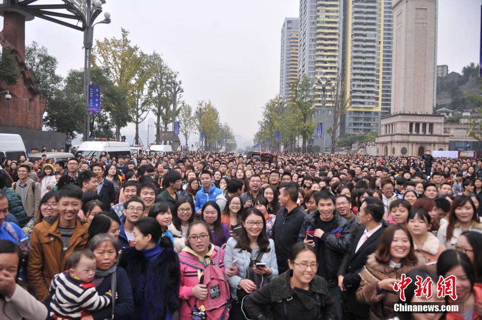 重慶上萬粉絲在南濱路等待《奔跑吧兄弟》節(jié)目的錄制。