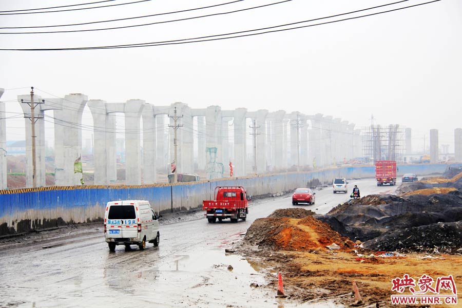 鄭平路柴郭轉(zhuǎn)盤處以及圍擋兩邊預(yù)留的道路坑坑洼洼，無人維護(hù)，造成事故頻發(fā)，經(jīng)常堵車。