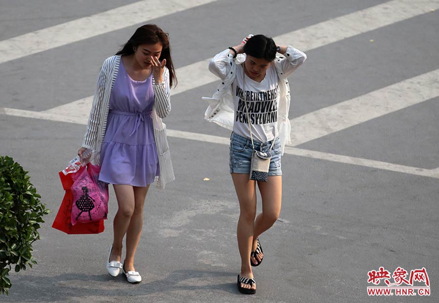 太熱了，還是把頭發(fā)扎起來(lái)