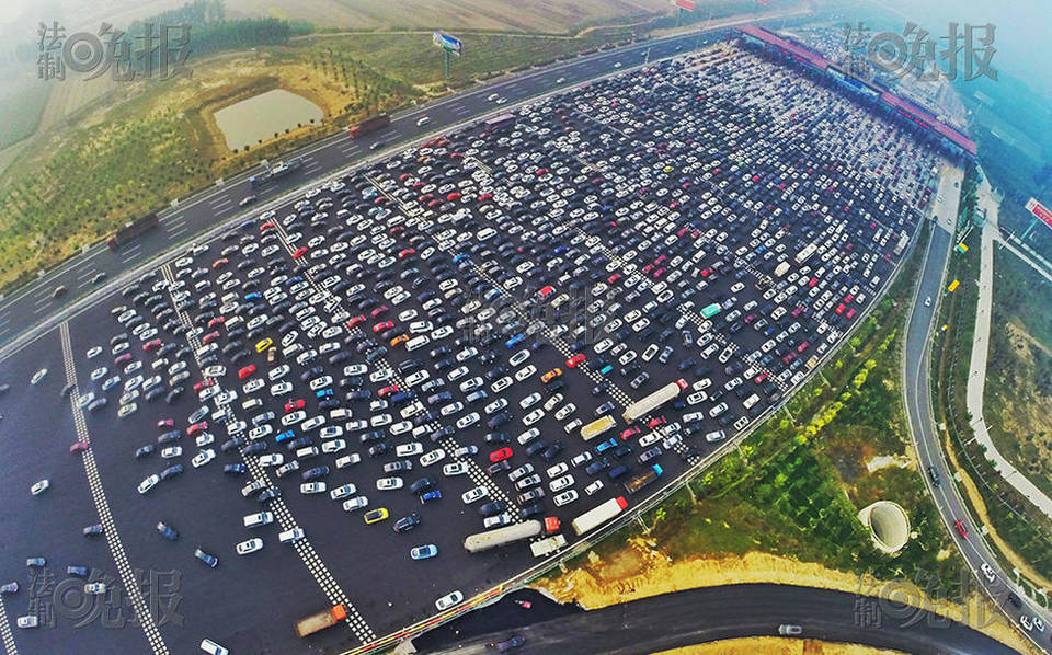 進京方向收費站前堵滿車流。