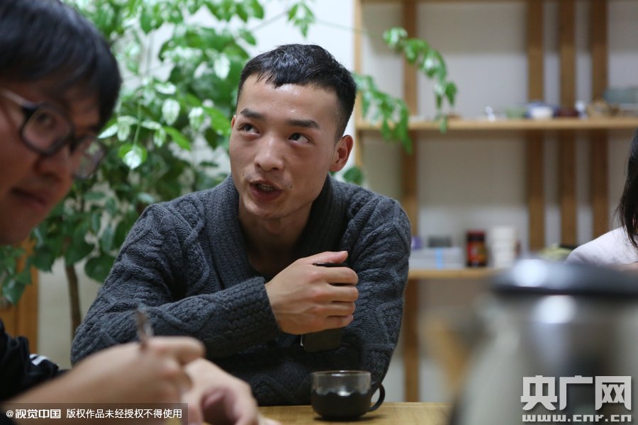 網(wǎng)絡(luò)紅人葉良辰現(xiàn)身浙江臺州，接受記者的專訪。