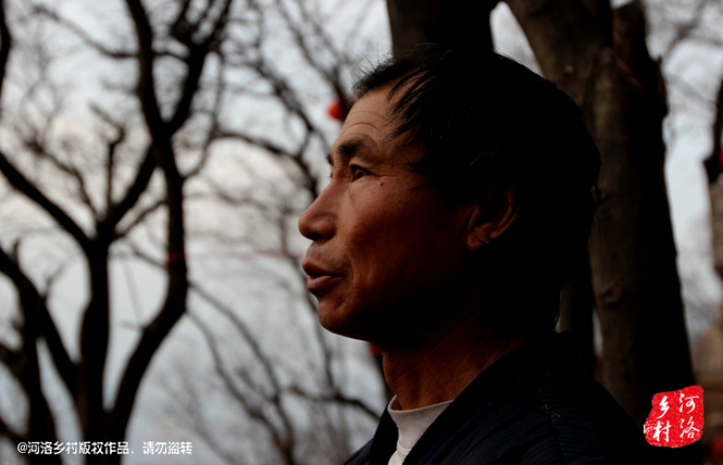 不過(guò)老崔對(duì)鄰居卻有著十分的不屑，平日里他們的生活，主要是自己種植的蔬菜和野菜，偶爾有山下香客的供奉。而鄰居卻經(jīng)常揀一些驢友丟棄的物品，飲料瓶，塑料紙，或者其它的物品。