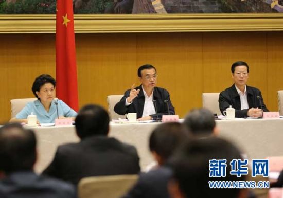 　5月13日，國務(wù)院召開全國電視電話會(huì)議，動(dòng)員部署國務(wù)院機(jī)構(gòu)職能轉(zhuǎn)變工作。中共中央政治局常委、國務(wù)院總理李克強(qiáng)發(fā)表講話。 新華社記者劉衛(wèi)兵 攝