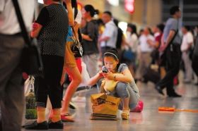 5月26日，武廣高鐵長沙南站，因為高鐵設(shè)備故障，滯留了大量旅客。圖/記者李坤