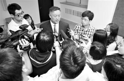 6月5日，商務(wù)部新聞辦公室召開“中歐光伏產(chǎn)品貿(mào)易摩擦”專題發(fā)布會。發(fā)布會結(jié)束后，中國機(jī)電產(chǎn)品進(jìn)出口商會會長張鈺晶接受記者采訪。新京報記者
