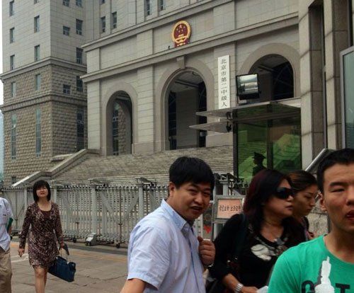 上午10：35分左右，蘇順虎律師和其家屬從法院西大門出來。