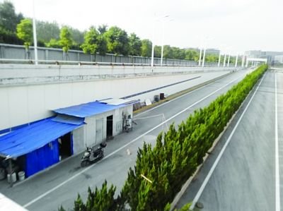 隧道內(nèi)堆放著大量生活用品。