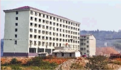  10月23日，長(zhǎng)沙市岳麓區(qū)蓮花鎮(zhèn)云蓋村村委會(huì)的辦公大樓。  實(shí)習(xí)記者 李健 攝