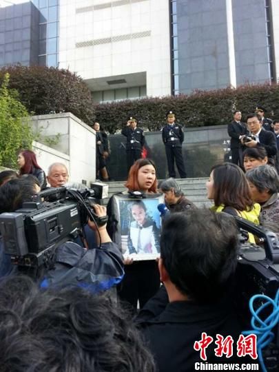法院外，死者祁某的家人正在接受媒體采訪。 田雯 攝