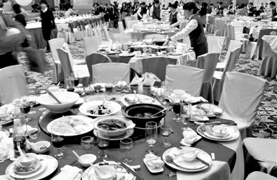 今年1月20日，一國(guó)企在廣州一家五星級(jí)酒店擺了70桌。臨近年底，在中央“嚴(yán)抓四風(fēng)”背景下，北京國(guó)企機(jī)