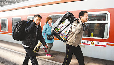 農(nóng)民工從阜陽坐火車去東莞打工。