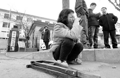 從法院出來(lái)以后，家屬和律師正在商量案情，夏鳳各在旁想著想著忍不住哭起來(lái)
