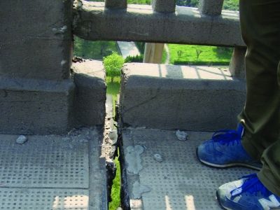 圖為大橋17號(hào)墩處橋面裂縫。梅建明 攝