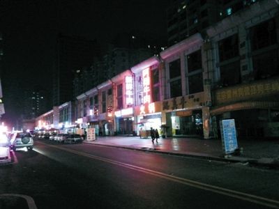 3月11日，掃黃后晚上8點(diǎn)天鵝湖路冷清的街道。以前，這里都是人和車輛，街邊站滿了小姐。新京報(bào)記者 林野 攝