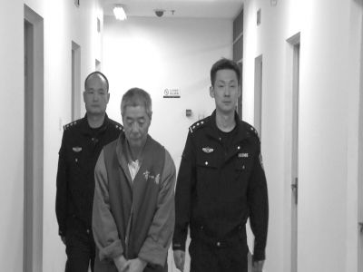 向南夫被帶出監(jiān)室接受提審。警方供圖