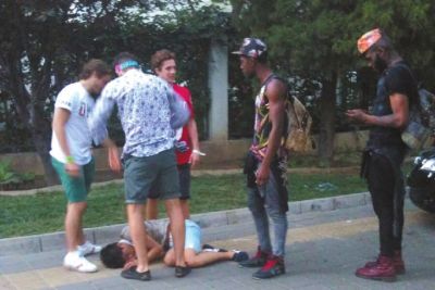 外籍男子路邊發(fā)現(xiàn)醉漢將其圍住。