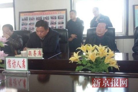 訪民代表與縣領(lǐng)導(dǎo)開(kāi)會(huì)協(xié)商時(shí)，副縣長(zhǎng)頭靠椅背睡著10分鐘左右。受訪對(duì)象供圖