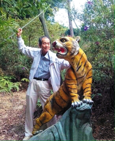 2015年1月10日，區(qū)少坤到廣東肇慶九龍湖游玩，拍攝打虎圖。