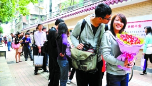 2011年11月11日，越秀區(qū)民政局，登記結(jié)婚的隊(duì)伍排了足有一百米長(zhǎng)（資料圖片）?！∮浾唿S澄鋒攝