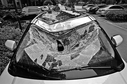 越野車車蓋以及前擋風玻璃被砸得凹陷進去。見習記者姚卡/攝